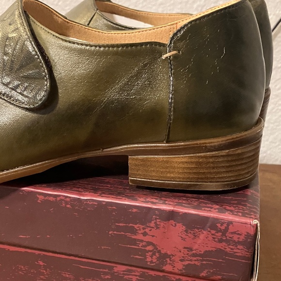 Jafa olive leather oxfords size 40 (fits size 8.5 or 9)
Brand new in box - Picture 7 of 8